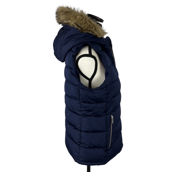 GAP Women’s Navy Puffer Vest M Hooded Quilted Sleeveless Faux Fur Trim Winter - Picture 5 of 10